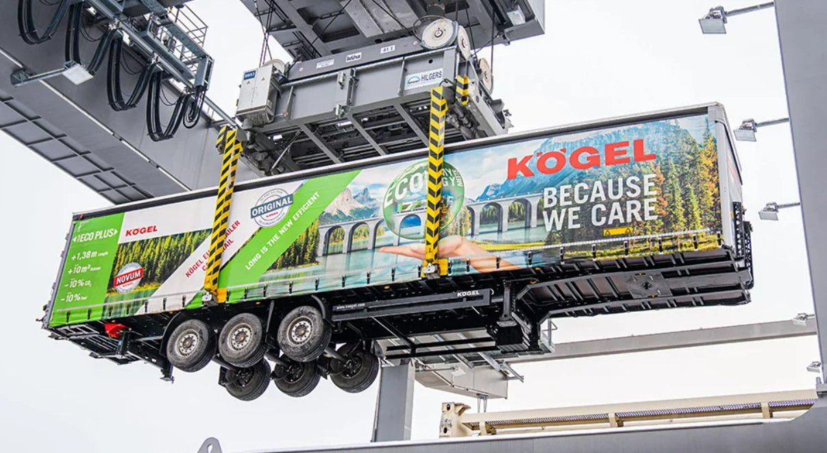 Características: El Kögel Euro Trailer crea nuevos estándares entre los semirremolques para empresas transportistas. Es un semirremolque alargado en 1,38 m que ofrece hasta un 10 % más de volumen de transporte que un tráiler convencional. 
Longitud interior: 15 m
Volumen carga: hasta 111 m3
Versiones: Cargo, Cargo Rail, Mega, Box (dos o tres ejes).