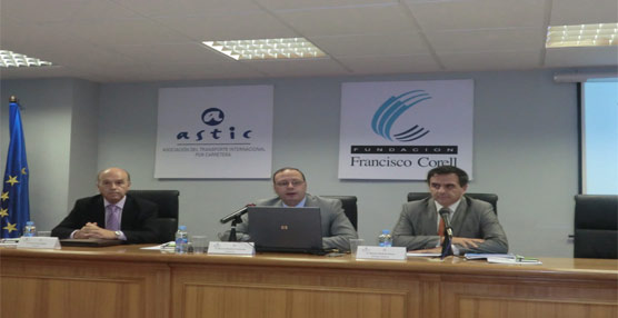 El presidente de Astic, Marcos Basante, acompañado del director general de la asociación, Ramón Valdivia, y del presidente de UOTC, Antonio Pérez Millán.