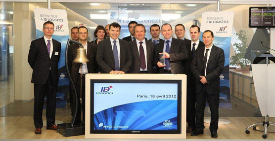 Miembros de ID Logistics con el premio concedido por la Bolsa de Paris.