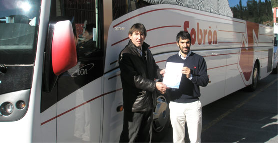 Mikel Cuadra, de Autocares Sobrón, y Xabier Arostegi, del IVL, durante la entrega del certificado. Exterior: Asier Abaunza, concejal del Ayuntamiento de Bilbao, recibe el diploma de manos de Oskar Royuela, del IVL.