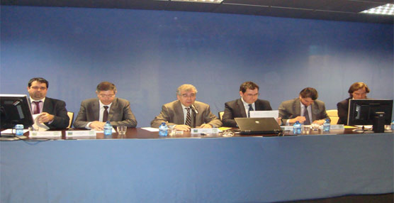 Fernando Acebrón (Anfac), Dionisio González (CRTM), Agustín Gómez (Ascabus), Sergio González (Aenor), José Antonio Francés (Indra), y el periodista Pedro Montoliú, durante la primera mesa de debate.
