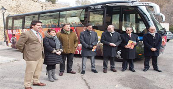 Los representantes del ayuntamiento de Cuenca y los de la empresa concesionaria del transporte público de la ciudad, durante la presentación del nuevo bus turístico.