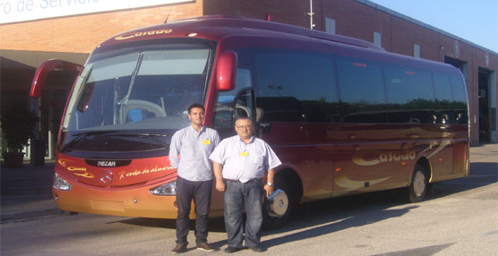 El propietario de Microbuses y Taxis Casado, Antonio Casado Hernández, acompañado de su hijo, Salvador Casado Hernández.