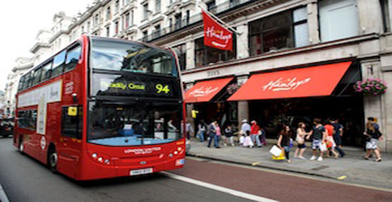 Uno de los particulares autobuses londinenses.