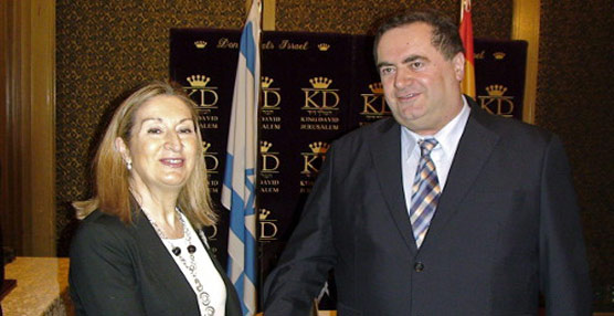 La ministra de Fomento, Ana Pastor, y su homólogo israelí, Israel Katz, durante su encuentro en Jerusalén.