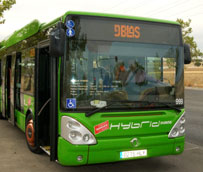 Los autobuses interurbanos de la empresa De Blas se convierten en protagonistas de un calendario solidario