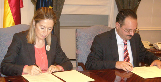 Ana Pastor y el representante de Audasa durante la firma del nuevo protocolo.