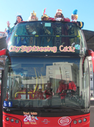 Los Reyes Magos a bordo de un autobús de City Sightseeng.