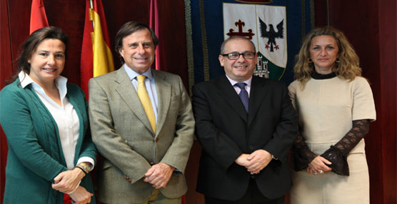 El presidente de AICA, Javier Beitia, junto a los representantes del Ayuntamiento de Alcobendas.
