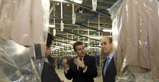 Rafael Fernández de Alarcón durante su visita a las obras de ampliación de las instalaciones del Grupo Inditex.