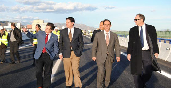 Las autoridades locales y regionales de Murcia durante la reapertura del puente de la A-7.