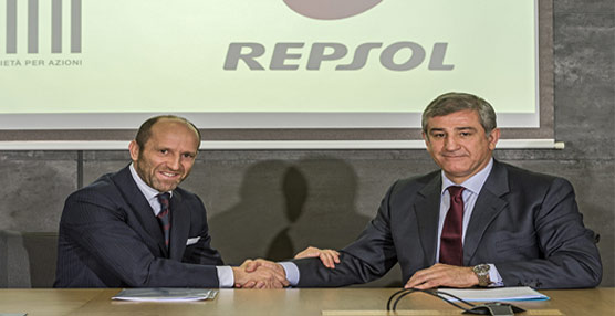 El consejero delegado del Grupo Fiat en España, Luca Napolitano, y el director ejecutivo de Repsol, José Manuel Gallego, durante la firma del acuerdo.