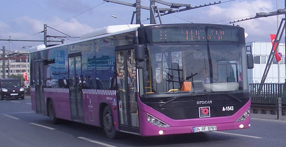 Un autobús KENT de Otokar circulando por Estambul.