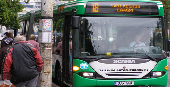 Un autobús de la capital de Estonia, Tallin.