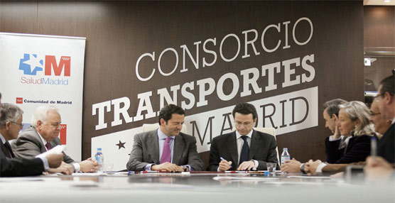 Los representantes de las Consejerías de Sanidad y Transportes junto a los del CRTM, durante la firma del convenio.