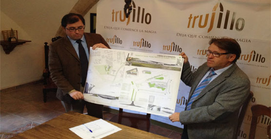 El consejero de Fomento, Victor del Moral, junto al alcalde de Trujillo, Alberto Casero, durante la presentación del proyecto.
