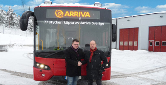 El director general de VDL en Suecia, Anders Lundström, y el director técnico de Arriva Suecia, Kjell Strandljung. 