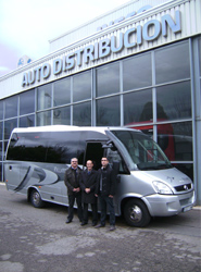 De izquierda a derecha: Pedro López Pallarés, gerente de Autocares María Pallarés; Sebastián Lage Pedra, Delegado de ventas de autobuses de Auto Distribución Barcelona, y Marc López, de Autocares María Pallarés.