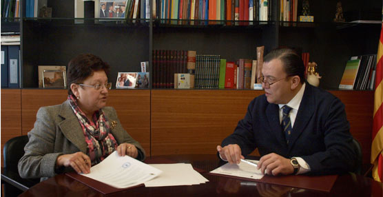 Firma del acuerdo entre la alcaldesa de San Vicente del Raspeig, Luisa Pastor, y el presidente del grupo Vectalia, Antonio Arias.