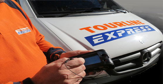 Un trabajador de Tourline Express durante el proceso de formación para familiarizarse con las nuevas PDA.