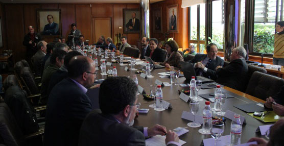 Un momento de la reunión celebrada en la sede de la Autoridad Portuaria de Huelva.