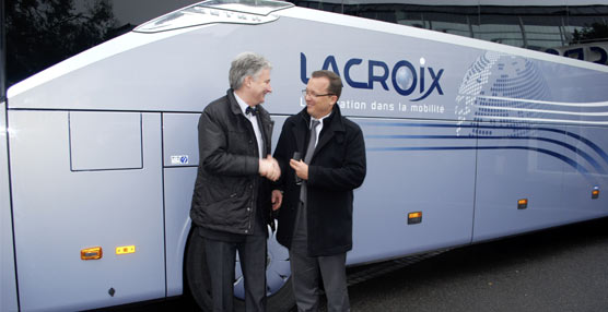 Jean-Sébastien Baurralt (derecha), presidente del Groupe Lacroix, y Matthias Kussmaul, responsable de ventas de Setra en Francia, en la entrega realizada en la sede de la compañía en Beauchamp.