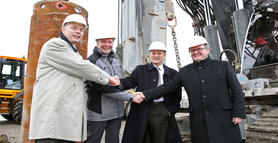 Los responsables de ZF colocan la primera piedra de su nueva sede central ZF Forum en la ciudad de Friedrichshafen