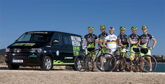 El equipo MERIDA de mountain bike con uno de los vehículos comerciales de Volkswagen que se encargan de sus desplazamientos.