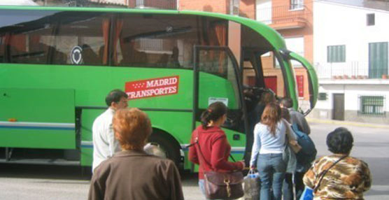 Varios pasajeros acceden a un autobús interurbano del Consorcio Regional de Transportes de Madrid.