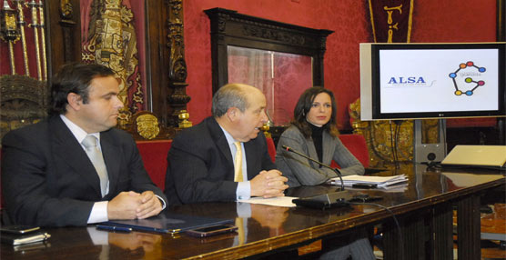 Los representantes municipales junto al director general del área del Mediterraneo de Alsa, Valeriano Díaz, durante la firma del convenio.