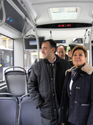 Las autoridades locales de Zamora durante la visita realizada a los nuevos autobuses urbanos de la ciudad.