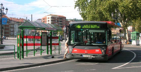 Un viajero accede un autobús urbano de Bilbao.