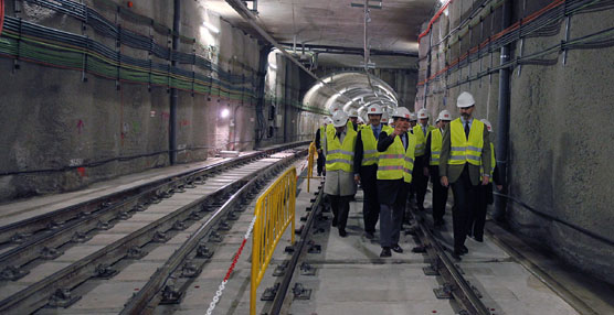 El Príncipe de Asturias, Felipe de Borbón, acompañado por el presidente regional, Ignacio González, y la ministra de Fomento, Ana Pastor, durante su visita a la finalización del túnel.