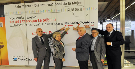 Los responsables del CRTM, de Manos Unidas y de Clear Channel, durante la presentación de la campaña.