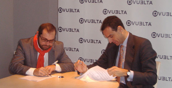 Germán Rodríguez, director general de Dvuelta (izquierda) y Rafael Barbadillo, presidente de Asintra (derecha) firman el acuerdo.