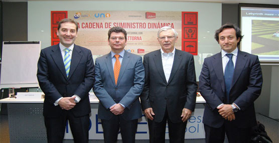 De izquierda a derecha: Jorge Díaz-Ferrer, director Sectorial de Adecco Logística y Transporte, Alejandro Gutiérrez, presidente del CEL, John Gattorna y Marcos Luengo, presidente de IDESIE.