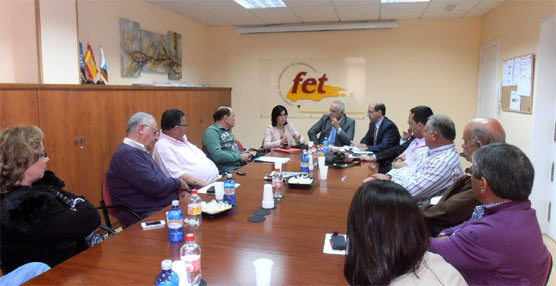 Un momento de la reunión mantenida entre los representantes del PSC-PSOE y los de FET.
