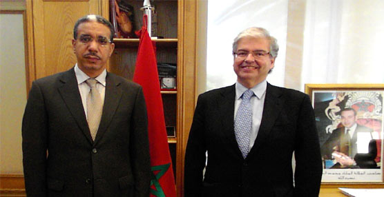 El ministro de Equipamientos y Transportes marroquí, Aziz Rabbah, y el delegado especial del Estado en el Consorci de la Zona Franca de Barcelona, Jordi Cornet, durante su encuentro en Rabat.