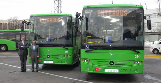 Representantes de Interbus y Mercedes-Benz en la presentación de los nuevos vehículos.