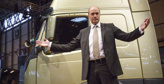 Ulf Magnusson, director general para Reino Unido e Irlanda de Volvo Trucks, presentó el nuevo Volvo FM en el Commercial Vehicle Show de Birmingham (Reino Unido).
