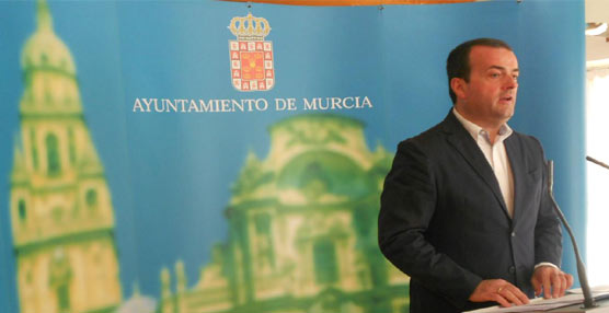 El responsable de Movilidad del Ayuntamiento de Murcia, durante el anuncio del convenio con la empresa concesionaria.