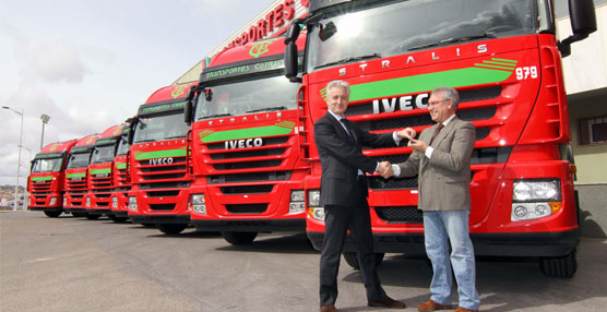 Carmelo Impelluso, director general de Iveco España, y Pedro Conejero, director general de Transportes Caudete.
