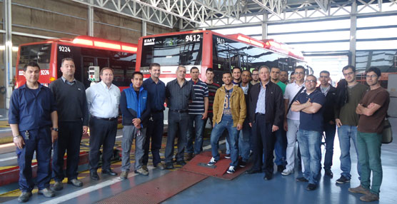 Alumnos del máster de Ingeniería en Mantenimiento de la UPV durante la visita a EMT Valencia.