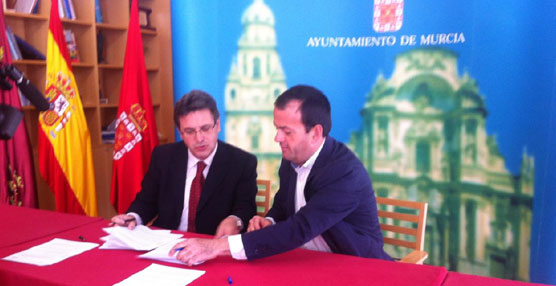 El concejal de Transportes de Murcia y el presidente de Latbus firman el convenio.