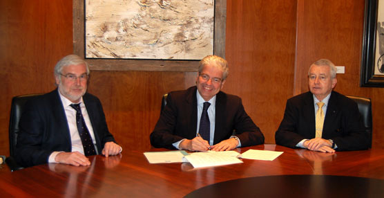 Momento de la firma del acuerdo entre el Consorci de la Zona Franca de Barcelona y el Cuerpo Consular acreditado.