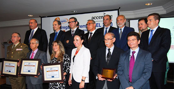 Foto de grupo de todos los premiados por el Centro Español de Logística.
