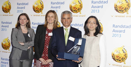Los representantes de SEUR recogen el premio de Randstad.