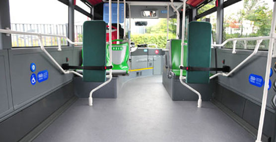 Interior de un autobús de la EMT Valencia con un espacio destinado para las personas con discapacidad.