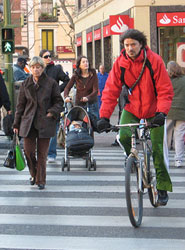 La DGT invita a los ciudadanos a movilizarse andando o en bici.