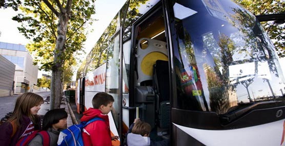 Un grupo de niños accede al interior de un autobús escolar.